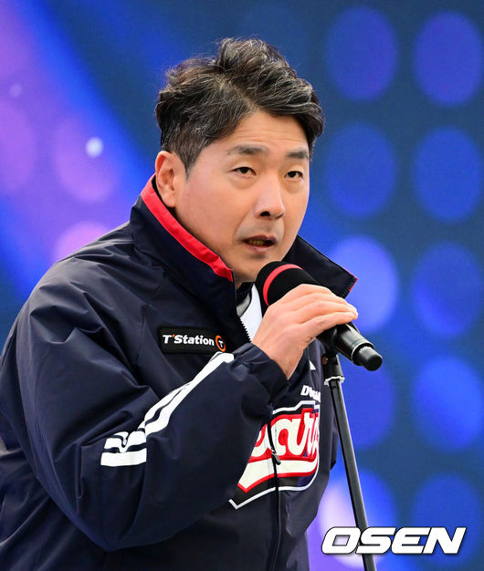 [OSEN=잠실, 지형준 기자] 프로야구 두산 베어스가 23일 오후 서울 잠실야구장에서 ‘2025&nbsp;곰들의 모임’을 개최했다.곰들의 모임은 한 시즌 동안 변함없는 응원을 보내준 최강&nbsp;10번타자 팬들에게 감사의 마음을 전하기 위해 마련된 팬 페스티벌이다.홍원기 수석 코치가 인사를 하고 있다. 2025.11.23 /jpnews@osen.co.kr