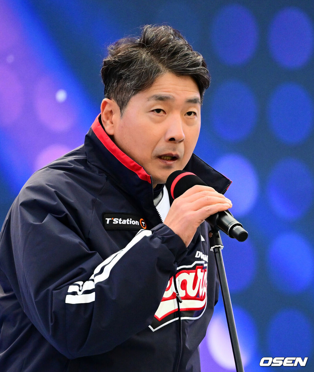 프로야구 두산 베어스가 23일 오후 서울 잠실야구장에서 ‘2025 곰들의 모임’을 개최했다.곰들의 모임은 한 시즌 동안 변함없는 응원을 보내준 최강 10번타자 팬들에게 감사의 마음을 전하기 위해 마련된 팬 페스티벌이다.홍원기 수석 코치가 인사를 하고 있다. 2025.11.23 /jpnews@osen.co.kr