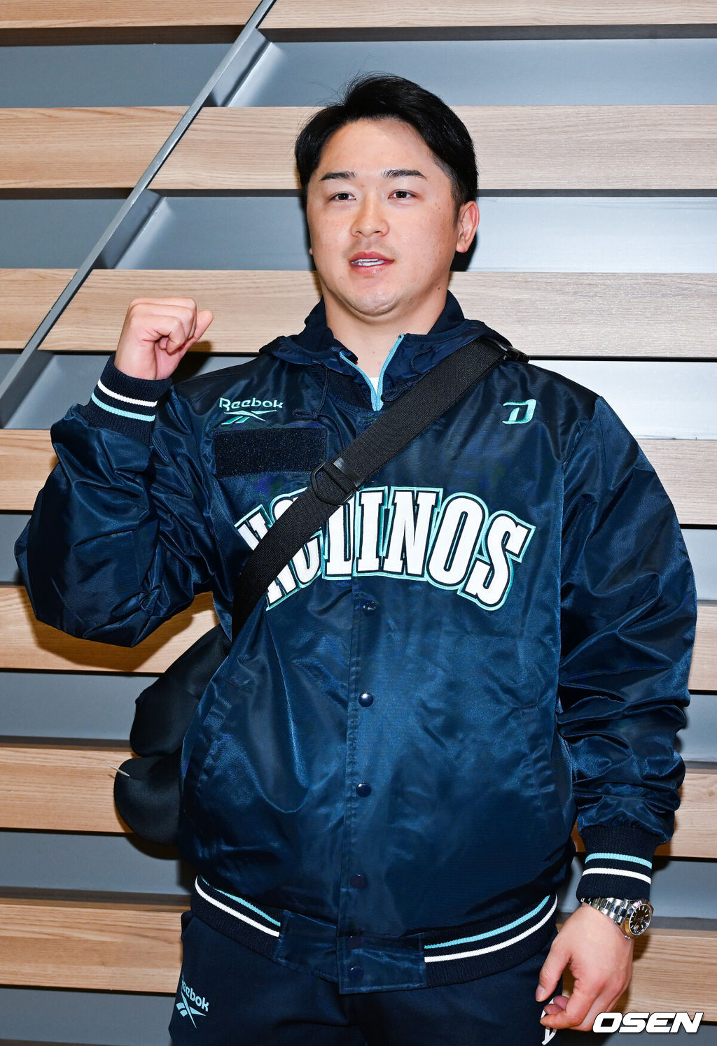 프로야구 NC 다이노스가 스프링캠프를 위해 24일 오후 인천국제공항을 통해 미국 LA로 출국했다.NC 스프링캠프 본진은 로스앤젤레스에 도착한 후 미국 국내선을 경유해 애리조나 투손으로 이동할 예정이다.NC  토다 나츠키가 출국길에 오르며 포즈를 취하고 있다. 2026.01.24 / rumi@osen.co.kr