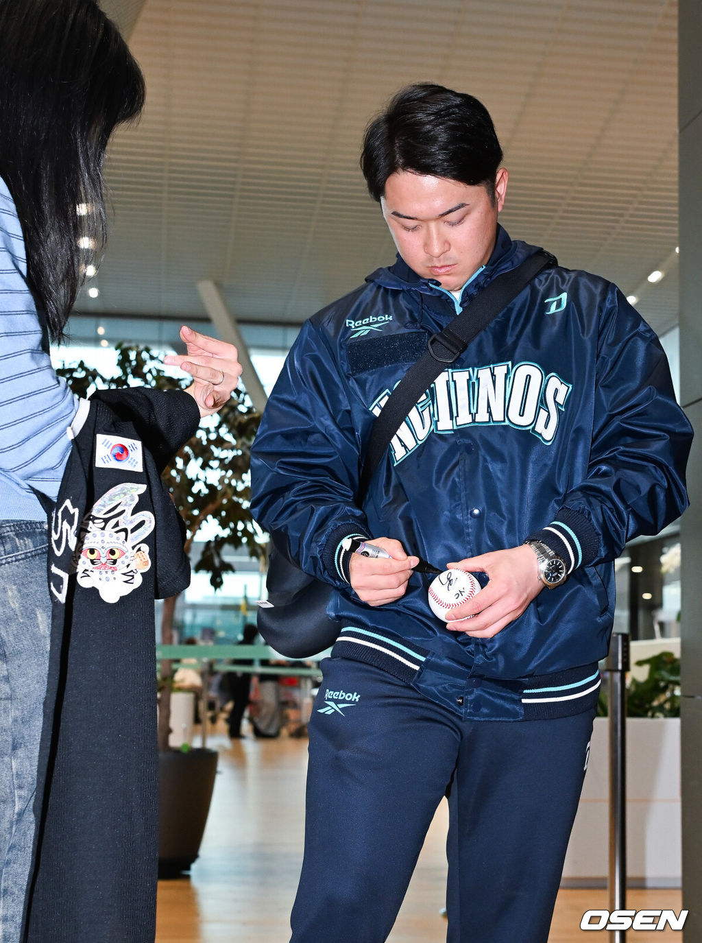 프로야구 NC 다이노스가 스프링캠프를 위해 24일 오후 인천국제공항을 통해 미국 LA로 출국했다.NC 스프링캠프 본진은 로스앤젤레스에 도착한 후 미국 국내선을 경유해 애리조나 투손으로 이동할 예정이다.NC 토다 나츠키가 출국길에 오르며 팬에게 사인을 해주고 있다. 2026.01.24 / rumi@osen.co.kr