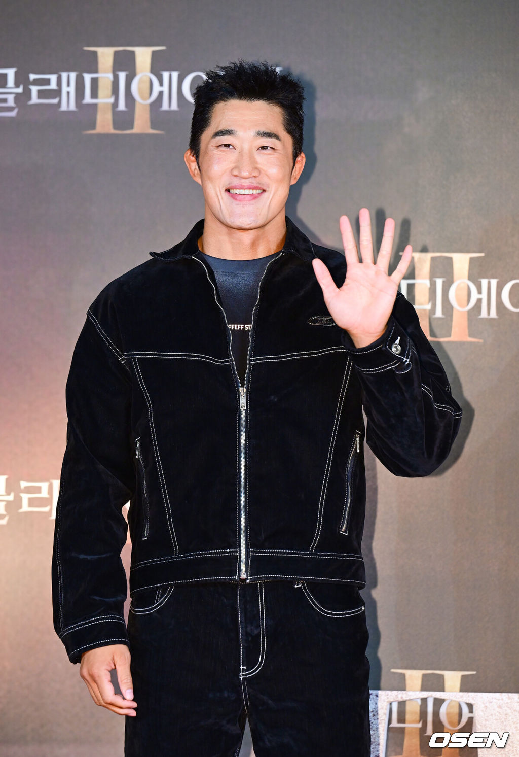 5일 오후 서울 용산구 한강대로 CGV 용산아이파크몰에서 영화 ‘글래디에이터2’ VIP 시사회가 열렸다. 영화 '글래디에이터 2’는 막시무스의 죽음으로부터 20여 년 후, 콜로세움에서 로마의 운명을 건 결투를 벌이는 루시우스의 이야기를 그렸다.격투기 선수 김동현이 포토타임을 갖고 있다. 2024.11.05 / ksl0919@osen.co.kr