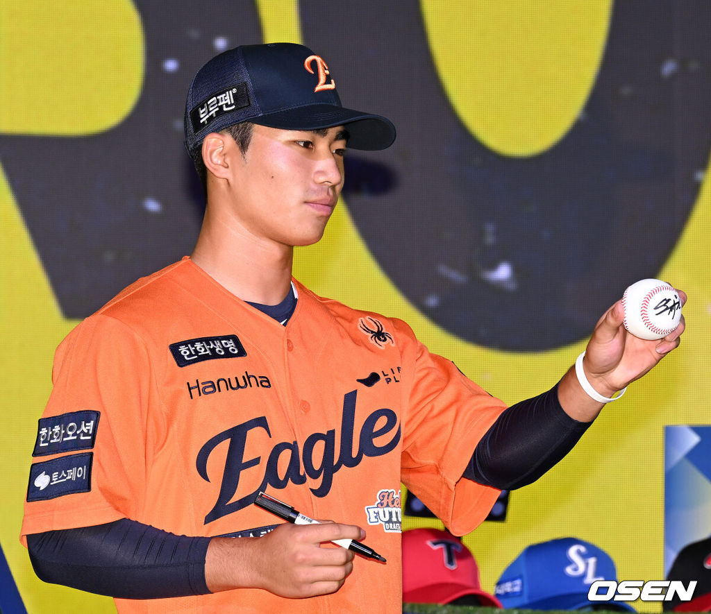 17일 오후 7일 오후 서울 롯데호텔 월드에서 ‘2026 KBO 신인 드래프트’가 열렸다. 이번 드래프트는 전면 드래프트 방식으로 총 11라운드에 걸쳐 진행된다. 한화 이글스에 지명된 유신고 오재원이 기념촬영을 하고 있다. 2025.09.17 /sunday@osen.co.kr