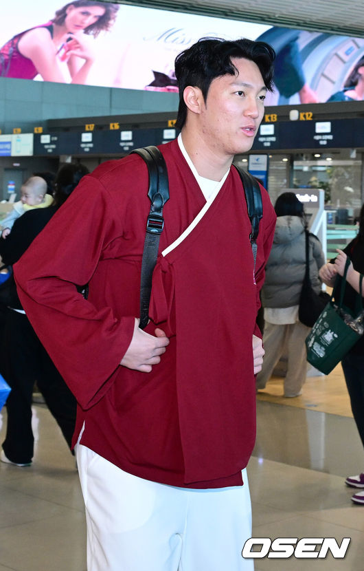 [OSEN=인천공항, 최규한 기자] 프로야구 키움 히어로즈가 2026 시즌을 준비하기 위해 22일 오전 대만 가오슝으로 출국했다.키움은 22일부터 3월 7일까지 총 45일간 대만 가오슝에서 2026시즌을 위한 스프링캠프에 돌입한다. 이번 캠프에는 설종진 감독을 포함한 코칭스태프 12명과 선수 48명 등 총 60명이 참가한다.키움 안우진이 출국 수속을 밟고 있다. 2026.01.22 / dreamer@osen.co.kr