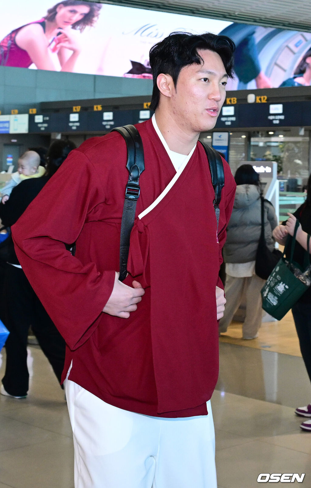 프로야구 키움 히어로즈가 2026 시즌을 준비하기 위해 22일 오전 대만 가오슝으로 출국했다.키움은 22일부터 3월 7일까지 총 45일간 대만 가오슝에서 2026시즌을 위한 스프링캠프에 돌입한다. 이번 캠프에는 설종진 감독을 포함한 코칭스태프 12명과 선수 48명 등 총 60명이 참가한다.키움 안우진이 출국 수속을 밟고 있다. 2026.01.22 / dreamer@osen.co.kr