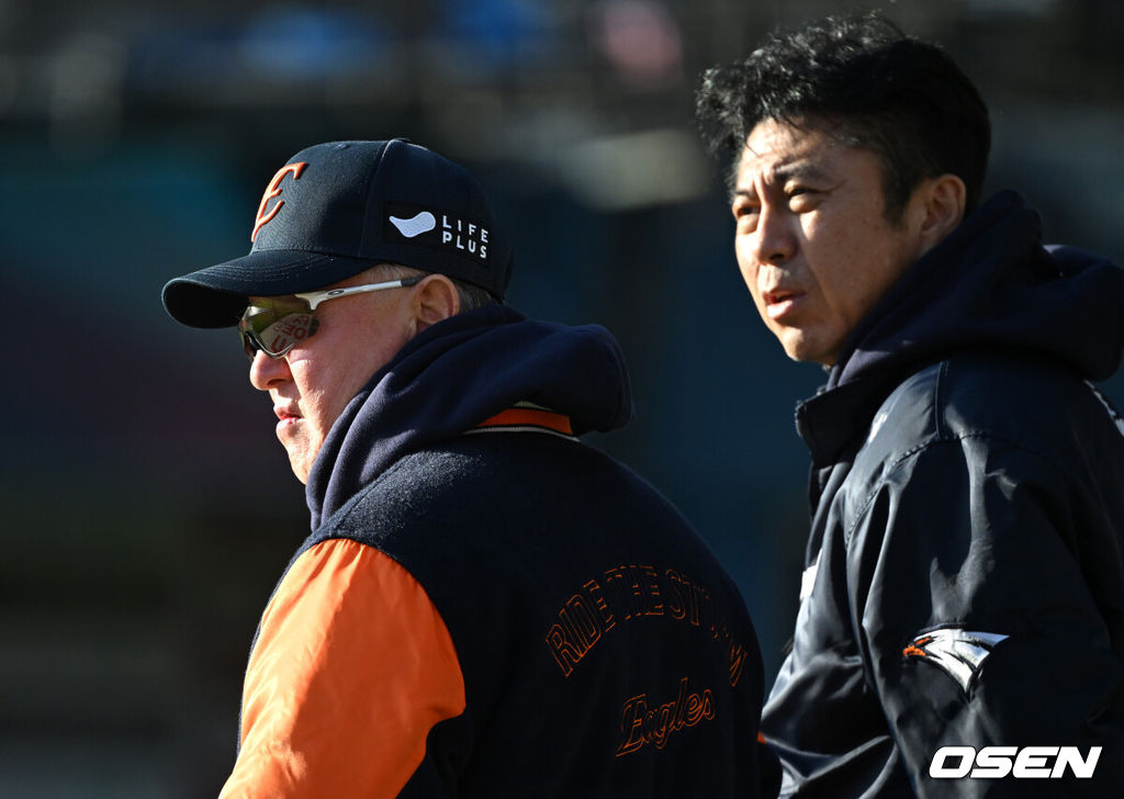 27일 오후 서울 잠실야구장에서 2025 신한 SOL Bank KBO리그 포스트시즌 한국시리즈 1차전 LG 트윈스와 한화 이글스의 경기가 열렸다.LG는 임찬규, 한화는 류현진을 선발 투수로 내세웠다.경기에 앞서 한화 김경문 감독과 손혁 단장이 이야기를 나누고 있다. 2025.10.27 /sunday@osen.co.kr