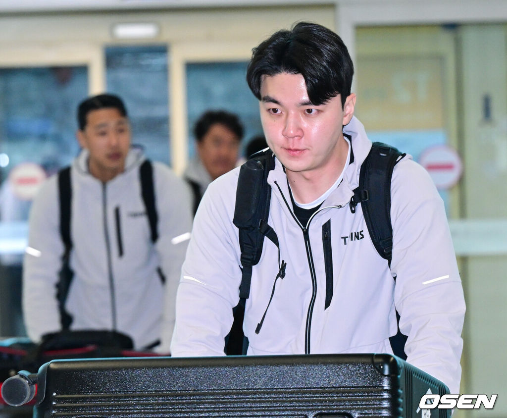프로야구 LG 트윈스가 23일 오후 2026 시즌을 준비하기 위해 22일 오후 인천공항을 통해 미국으로 출국했다. LG 이민호가 출국장에 들어서고 있다. 2026.01.23 / dreamer@osen.co.kr