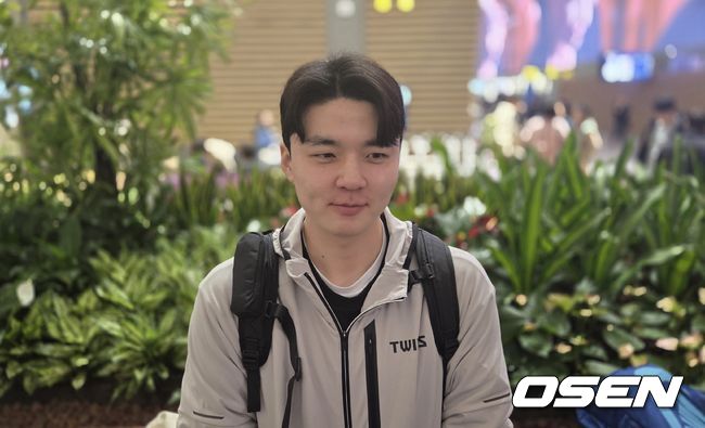 [OSEN=한용섭 기자] LG 트윈스 투수 이민호가 미국 스프링캠프를 떠나며 취재진과 인터뷰를 하고 있다. /orange@osen.co.kr