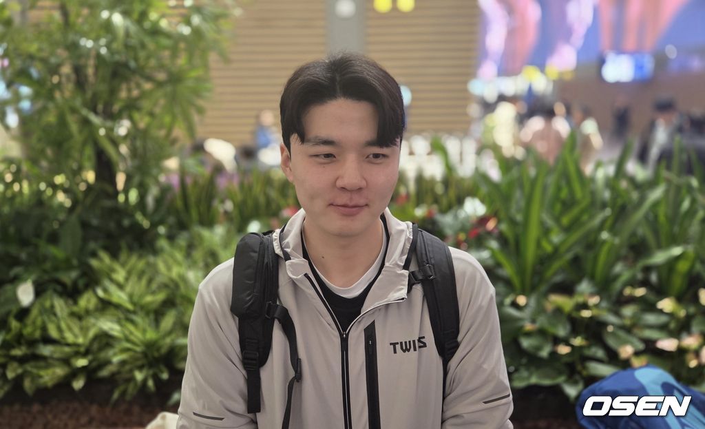 LG 트윈스 투수 이민호가 미국 스프링캠프를 떠나며 취재진과 인터뷰를 하고 있다. /orange@osen.co.kr