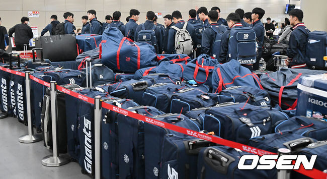 [OSEN=부산, 이석우 기자] 롯데 자이언츠 선수단이 25일 김해공항을 통해 전지훈련지인 대만 타이난으로 출국했다.김태형 감독 등&nbsp;코치진과 투수&nbsp;20명,&nbsp;포수&nbsp;5명,&nbsp;내야수&nbsp;9명,&nbsp;외야수&nbsp;7명 등 총&nbsp;41명의 선수단이 1월 20일까지 1차 캠프에서 체력 강화와 기술 훈련을 치른 뒤 21일부터 3월 5일까지 일본 미야자키로 옮겨 2차 캠프에서 구춘리그에 참가해 실전 감각을 점검한다. 롯데 자이언츠 선수들이 많은 짐을 부치고 있다. 2026.01.25 / foto0307@osen.co.kr