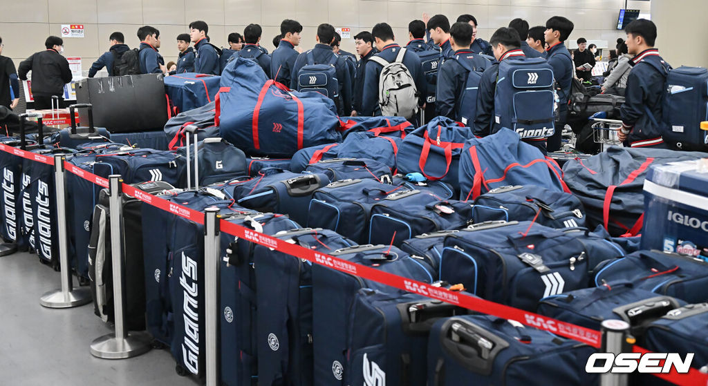 롯데 자이언츠 선수단이 25일 김해공항을 통해 전지훈련지인 대만 타이난으로 출국했다.김태형 감독 등 코치진과 투수 20명, 포수 5명, 내야수 9명, 외야수 7명 등 총 41명의 선수단이 1월 20일까지 1차 캠프에서 체력 강화와 기술 훈련을 치른 뒤 21일부터 3월 5일까지 일본 미야자키로 옮겨 2차 캠프에서 구춘리그에 참가해 실전 감각을 점검한다. 롯데 자이언츠 선수들이 많은 짐을 부치고 있다. 2026.01.25 / foto0307@osen.co.kr