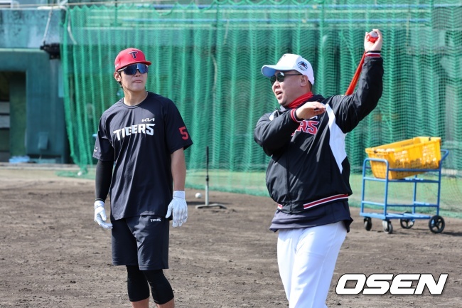 이범호 감독이 김도영과 이야기를 나누고 있다./KIA 타이거즈 제공