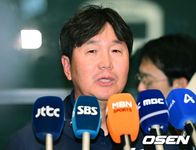 [OSEN=인천공항, 최규한 기자] 류지현 감독이 이끄는 야구 국가대표팀 선수단 및 코칭스태프가 21일 오후 미국령 사이판에서 열린 1차 전지훈련을 마치고 인천공항을 통해 귀국했다.2026 WBC(월드베이스볼클래식)를 준비하는 대표팀은 사이판 캠프를 마친 뒤 해산했다가 오는 2월 오키나와 캠프에서 다시 소집될 예정이다.대표팀 류지현 감독이 취재진과 인터뷰를 하고 있다. 2026.01.21 / dreamer@osen.co.kr