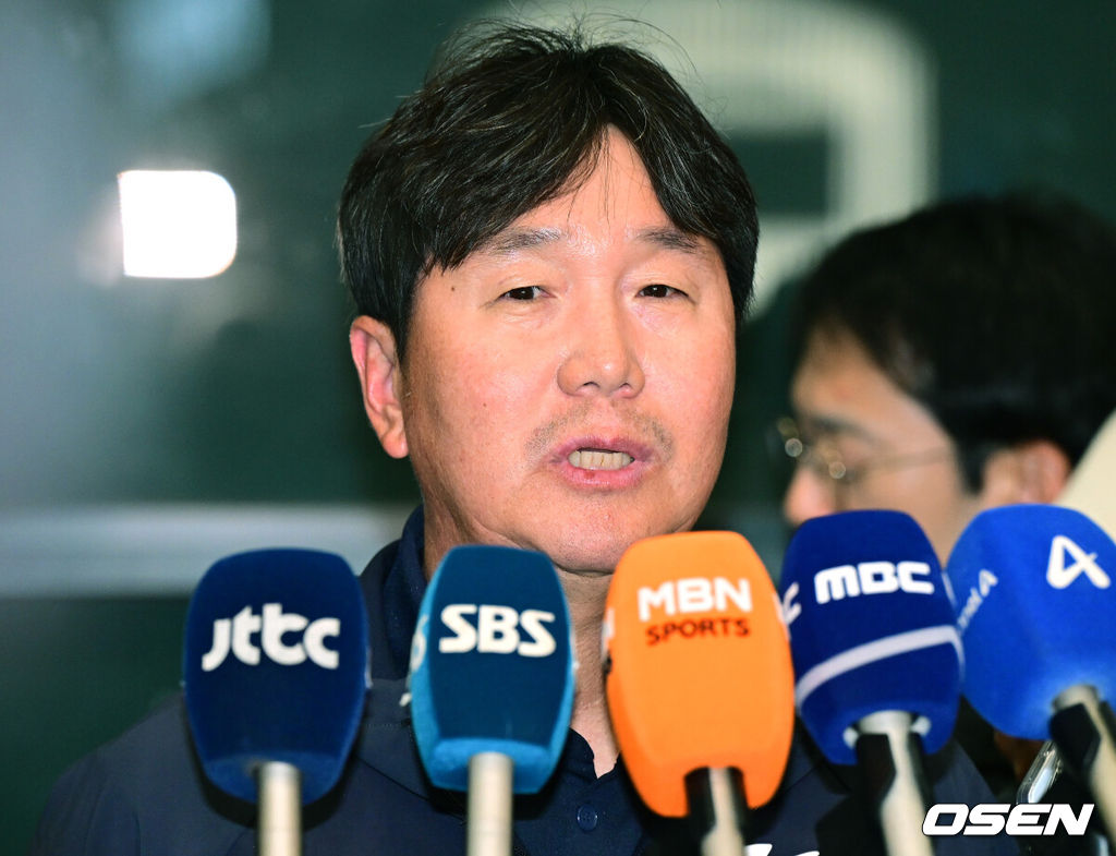 류지현 감독이 이끄는 야구 국가대표팀 선수단 및 코칭스태프가 21일 오후 미국령 사이판에서 열린 1차 전지훈련을 마치고 인천공항을 통해 귀국했다.2026 WBC(월드베이스볼클래식)를 준비하는 대표팀은 사이판 캠프를 마친 뒤 해산했다가 오는 2월 오키나와 캠프에서 다시 소집될 예정이다.대표팀 류지현 감독이 취재진과 인터뷰를 하고 있다. 2026.01.21 / dreamer@osen.co.kr