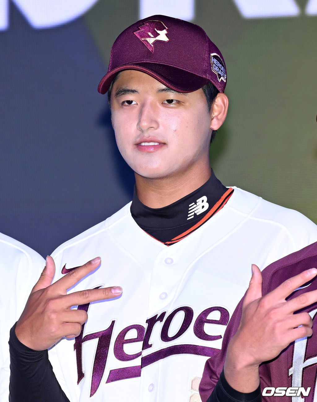 17일 오후 7일 오후 서울 롯데호텔 월드에서 ‘2026 KBO 신인 드래프트’가 열렸다.이번 드래프트는 전면 드래프트 방식으로 총 11라운드에 걸쳐 진행된다. 대상자는 총 1천261명으로, 고등학교 졸업 예정자 930명, 대학교 졸업 예정자 216명, 얼리 드래프트 신청자 51명, 해외 아마추어·프로 출신 선수 19명이다. 이 중 최대 110명이 KBO 10개 구단의 부름을 받게 된다.키움에 지명된 박준현이 기념촬영을 가지고 있다. 2025.09.17 /sunday@osen.co.kr