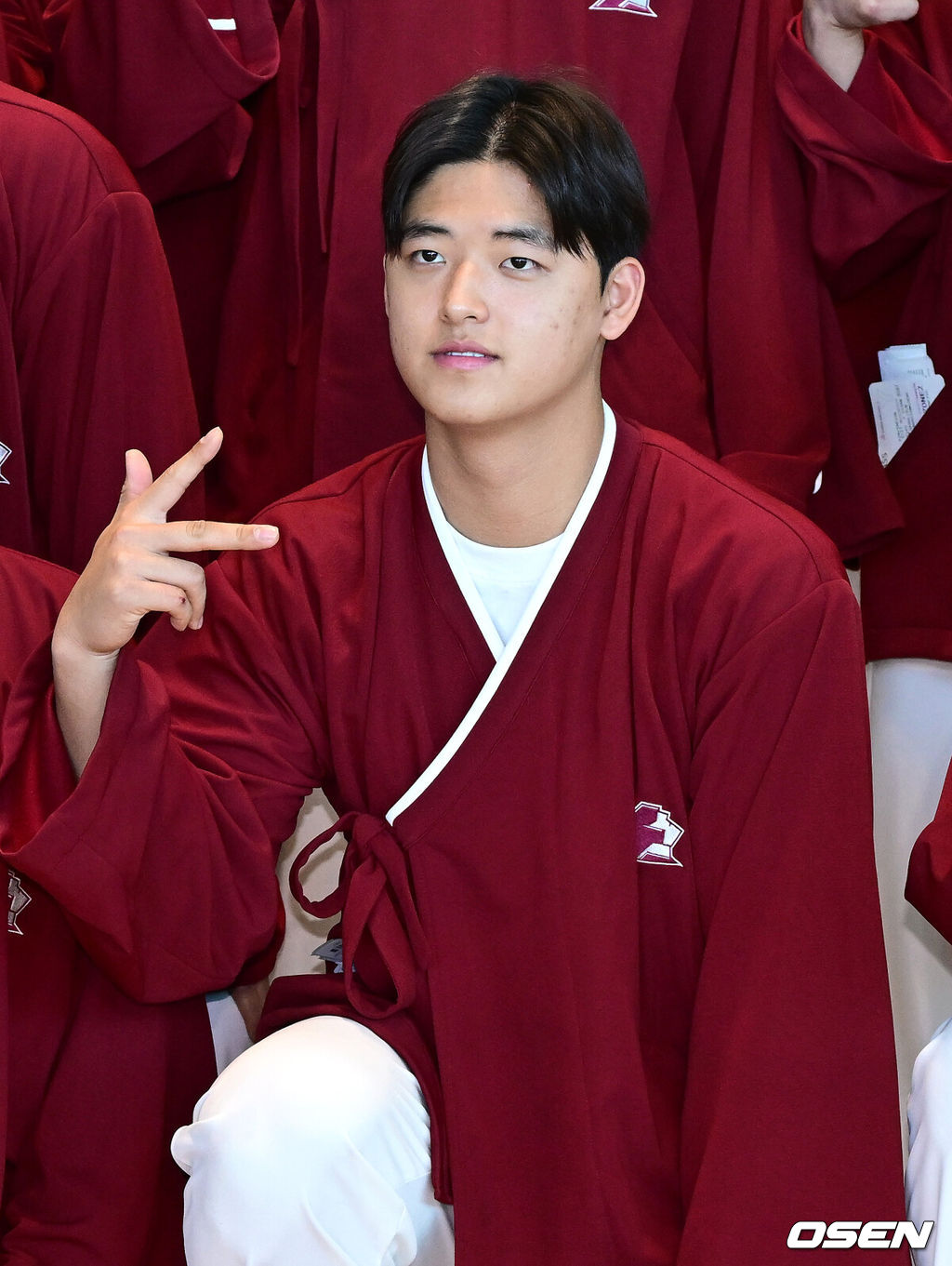 프로야구 키움 히어로즈가 2026 시즌을 준비하기 위해 22일 오전 대만 가오슝으로 출국했다.키움은 22일부터 3월 7일까지 총 45일간 대만 가오슝에서 2026시즌을 위한 스프링캠프에 돌입한다. 이번 캠프에는 설종진 감독을 포함한 코칭스태프 12명과 선수 48명 등 총 60명이 참가한다.키움 박준현을 비롯한 선수단이 출국을 앞두고 포즈를 취하고 있다. 2026.01.22 / dreamer@osen.co.kr