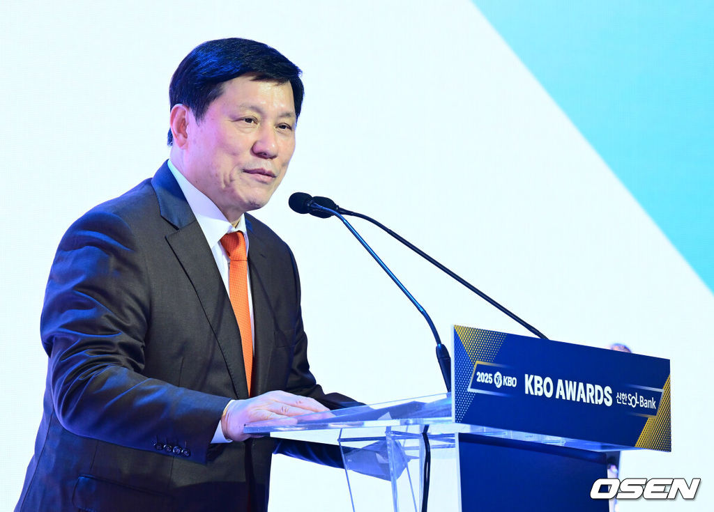 24일 오후 서울 잠실 롯데호텔 월드 크리스탈볼룸에서 ‘2025 신한 SOL뱅크 KBO 시상식’이 열렸다.KBO 시상식에서 가장 관심을 모으는 것은 단연 MVP 수상자다. 올해 MVP 레이스는 한화 코디 폰세와 삼성 르윈 디아즈의 2파전이다. KBO 허구연 총재가 인사말을 하고 있다. 2025.11.24 /jpnews@osen.co.kr