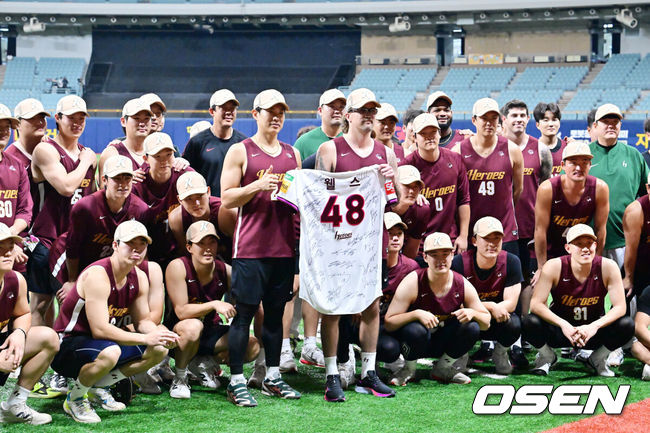 [OSEN=고척, 민경훈 기자] 23일 오후 서울 고척스카이돔에서 ‘2025 신한 SOL Bank KBO리그’ 키움 히어로즈와 롯데 자이언츠의 경기가 열릴 예정인 가운데 그라운드 훈련이 진행됐다.이날 키움은 하영민, 롯데는 박세웅을 선발로 내세훈다부상 당한 케니 로젠버그 대신 합류한 라클란 웰스가 이날 23일로 6주 계약을 만료하며 유니폼을 들고 주장 송성문과 함께 포즈를 취하고 있다. 2025.07.23 / rumi@osen.co.kr