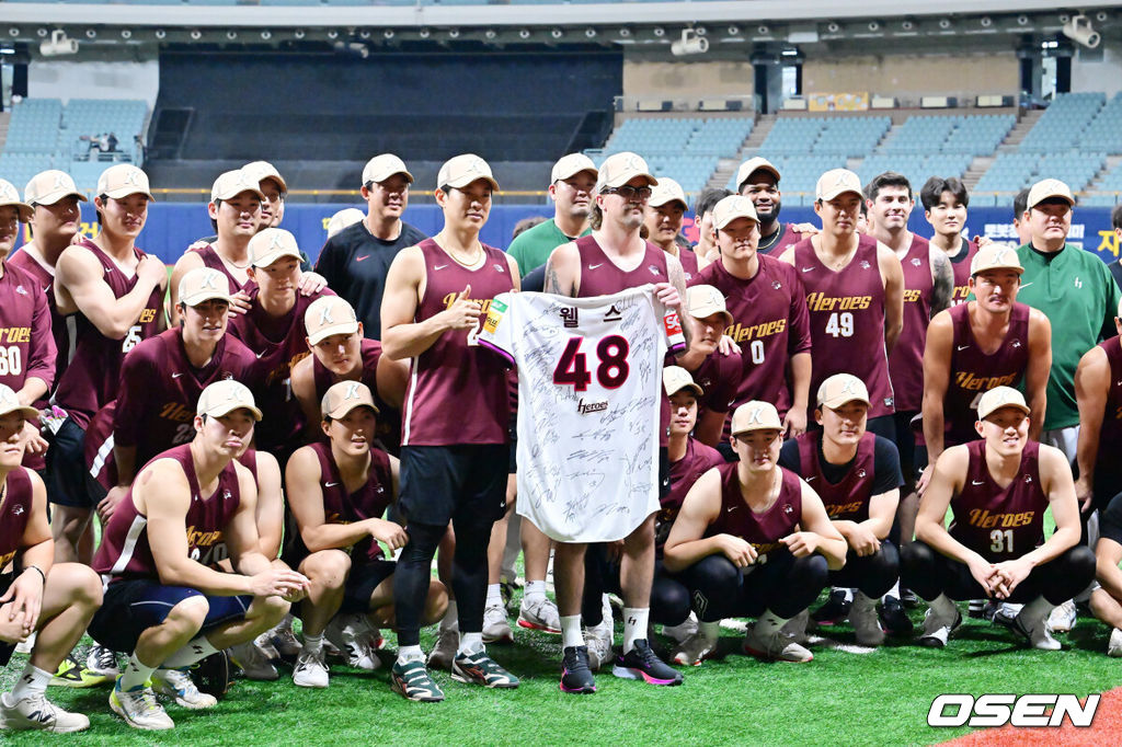 23일 오후 서울 고척스카이돔에서 ‘2025 신한 SOL Bank KBO리그’ 키움 히어로즈와 롯데 자이언츠의 경기가 열릴 예정인 가운데 그라운드 훈련이 진행됐다.이날 키움은 하영민, 롯데는 박세웅을 선발로 내세훈다부상 당한 케니 로젠버그 대신 합류한 라클란 웰스가 이날 23일로 6주 계약을 만료하며 유니폼을 들고 주장 송성문과 함께 포즈를 취하고 있다. 2025.07.23 / rumi@osen.co.kr