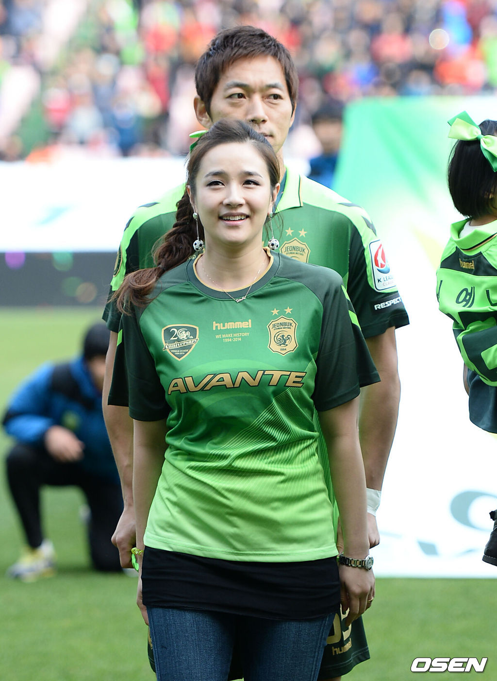 15일 오후 전주월드컵경기장에서 K리그 클래식 36라운드 전북 현대와 포항 스틸러스의 경기가 열렸다.경기에 앞서 전북 김남일과 함께 입장한 아내 김보민 아나운서가 미소를 짓고 있다.전북은 포항 스틸러스와 홈경기의 결과와 상관없이 경기 종료 후 우승 시상식을 갖는다. 지난 8일 제주 유나이티드와 원정경기서 3-0으로 승리를 차지한 전북은 2위 수원 삼성과 승점 차를 13점으로 벌리며 남은 3경기 결과와 상관없이 우승을 확정 지었다.조기 우승을 확정지은 전북이지만 남은 경기의 동기부여는 확실하다. 우승 확정 후 첫 상대가 아시아축구연맹(AFC) 챔피언스리그 16강전, 지난해 FA컵 결승전에서 전북을 무릎 꿇게 했던 포항이라는 점은 전북의 승부욕을 자극하기에 충분하다.한편 승점 57점으로 리그 3위를 달리고 있는 포항은 AFC 챔피언스리그 출전 직행권이 주어지는 리그 2위를 목표로 남은 3경기에서 모두 승리하겠다는 각오다. /sunday@osen.co.kr