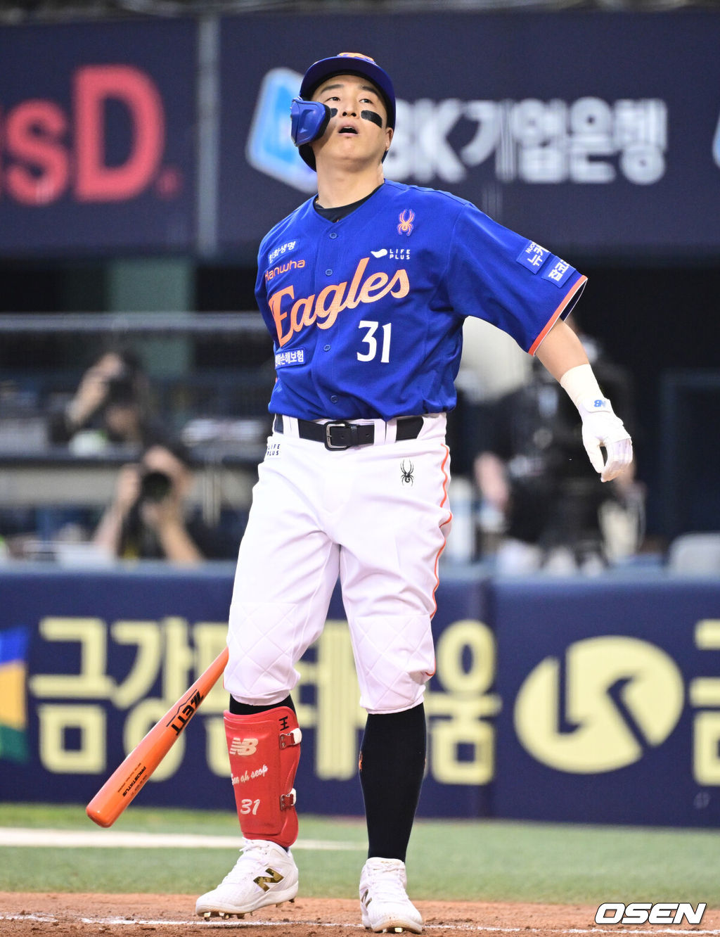 8일 오후 서울 잠실구장에서 ‘2025 신한 SOL Bank KBO리그’ LG 트윈스와 한화 이글스의 경기가 열렸다.LG는 임찬규, 한화는 류현진을 선발로 내세웠다.3회초 한화 선두타자 손아섭이 LG 임찬규 상대로 삼진으로 물러나며 아쉬워하고 있다. 2025.08.08 /cej@osen.co.kr