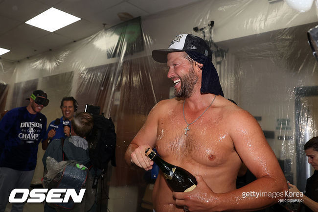 [사진] LA 다저스 클레이튼 커쇼가 2025 지구 우승 확정 후 기뻐하고 있다. ⓒGettyimages(무단전재 및 재배포 금지)