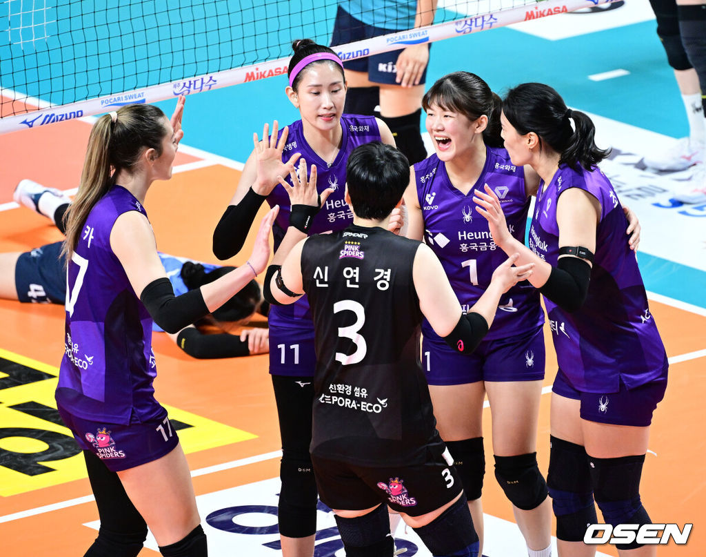 29일 오후 서울 장충체육관에서 ‘진에어 2025~2026 프로배구 V리그’ 여자부 GS칼텍스와 흥국생명의 경기가 열렸다.홈팀 GS칼텍스는 11승 13패 승점 33으로 5위, 방문팀 흥국생명은 14승 10패 승점 44로 2위를 달리고 있다.2세트, 흥국생명 선수들이 득점에 기뻐하고 있다. 2026.01.29 / dreamer@osen.co.kr