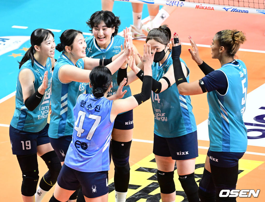 29일 오후 서울 장충체육관에서 ‘진에어 2025~2026 프로배구 V리그’ 여자부 GS칼텍스와 흥국생명의 경기가 열렸다.홈팀 GS칼텍스는 11승 13패 승점 33으로 5위, 방문팀 흥국생명은 14승 10패 승점 44로 2위를 달리고 있다.2세트, GS칼텍스 선수들이 득점에 기뻐하고 있다. 2026.01.29 / dreamer@osen.co.kr