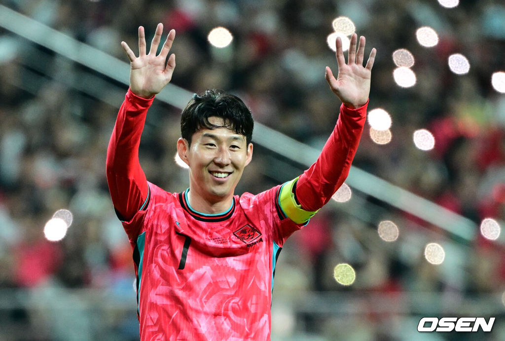 10일 서울 마포구 서울월드컵경기장에서 2026 국제축구연맹(FIFA) 북중미 월드컵 아시아 3차 예선 B조 10차전 대한민국 남자 축구 대표팀과 쿠웨이트의 경기가 열렸다.한국은 지난 6일 이라크 원정에서 2-0 완승과 함께 5승 4무(승점 19)로 조 2위 이상을 확정, 11회 연속 월드컵 본선 진출을 조기 확정지었다.후반 한국 손흥민이 슛에 실패한 황인범이 아쉬워하자 격려하고 있다. 2025.06.10 /cej@osen.co.kr