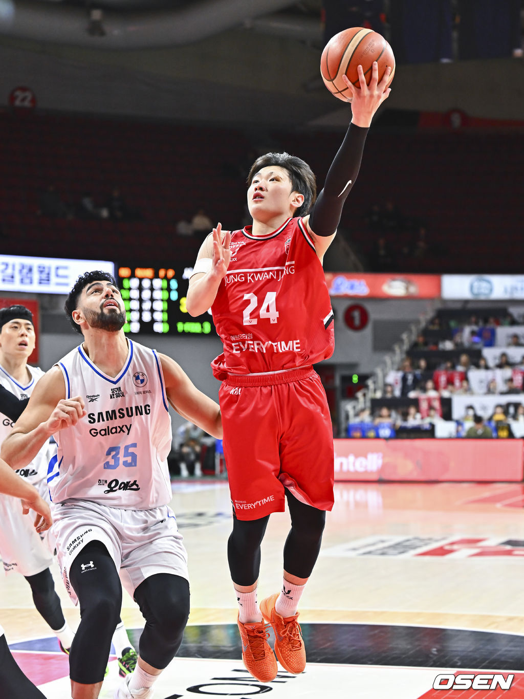 29일 오후 안양실내체육관에서 2025-2026 LG전자 프로농구 안양 정관장과 서울 삼성의 경기가 진행됐다.1위 도약을 노리는 2위 안양 정관장과 정관장만 만나면 강했던 9위 서울 삼성의 대결이다. 2쿼터 안양 정관장 문유현이 바스켓카운트를 얻어내고 있다  2026.01.29 / soul1014@osen.co.kr