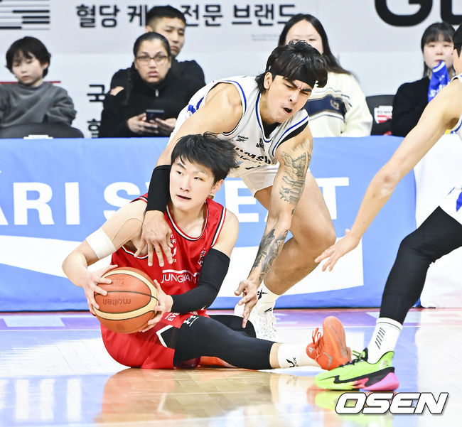 [OSEN=안양, 박준형 기자]  29일 오후 안양실내체육관에서 2025-2026 LG전자 프로농구 안양 정관장과 서울 삼성의 경기가 진행됐다.1위 도약을 노리는&nbsp;2위 안양 정관장과 정관장만 만나면 강했던&nbsp;9위 서울 삼성의 대결이다. 3쿼터 안양 정관장 문유현이 쓰러지며 공을 잡은뒤 패스 시도하고 있다.  2026.01.29 / soul1014@osen.co.kr