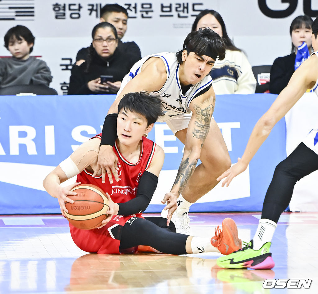 29일 오후 안양실내체육관에서 2025-2026 LG전자 프로농구 안양 정관장과 서울 삼성의 경기가 진행됐다.1위 도약을 노리는 2위 안양 정관장과 정관장만 만나면 강했던 9위 서울 삼성의 대결이다. 3쿼터 안양 정관장 문유현이 쓰러지며 공을 잡은뒤 패스 시도하고 있다.  2026.01.29 / soul1014@osen.co.kr