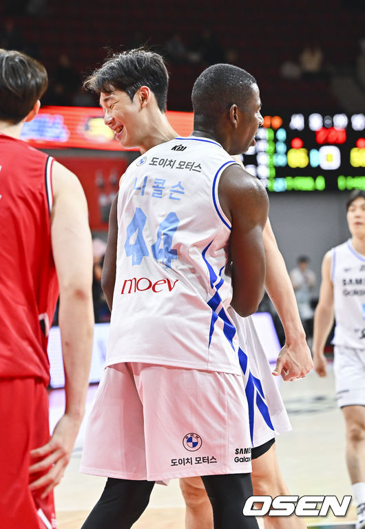 [OSEN=안양, 박준형 기자]  29일 오후 안양실내체육관에서 2025-2026 LG전자 프로농구 안양 정관장과 서울 삼성의 경기가 진행됐다.1위 도약을 노리는&nbsp;2위 안양 정관장과 정관장만 만나면 강했던&nbsp;9위 서울 삼성의 대결이다. 3쿼터 서울 삼성 이원석이 바스켓카운트 얻은 니콜슨과 기뻐하고 있다.  2026.01.29 / soul1014@osen.co.kr