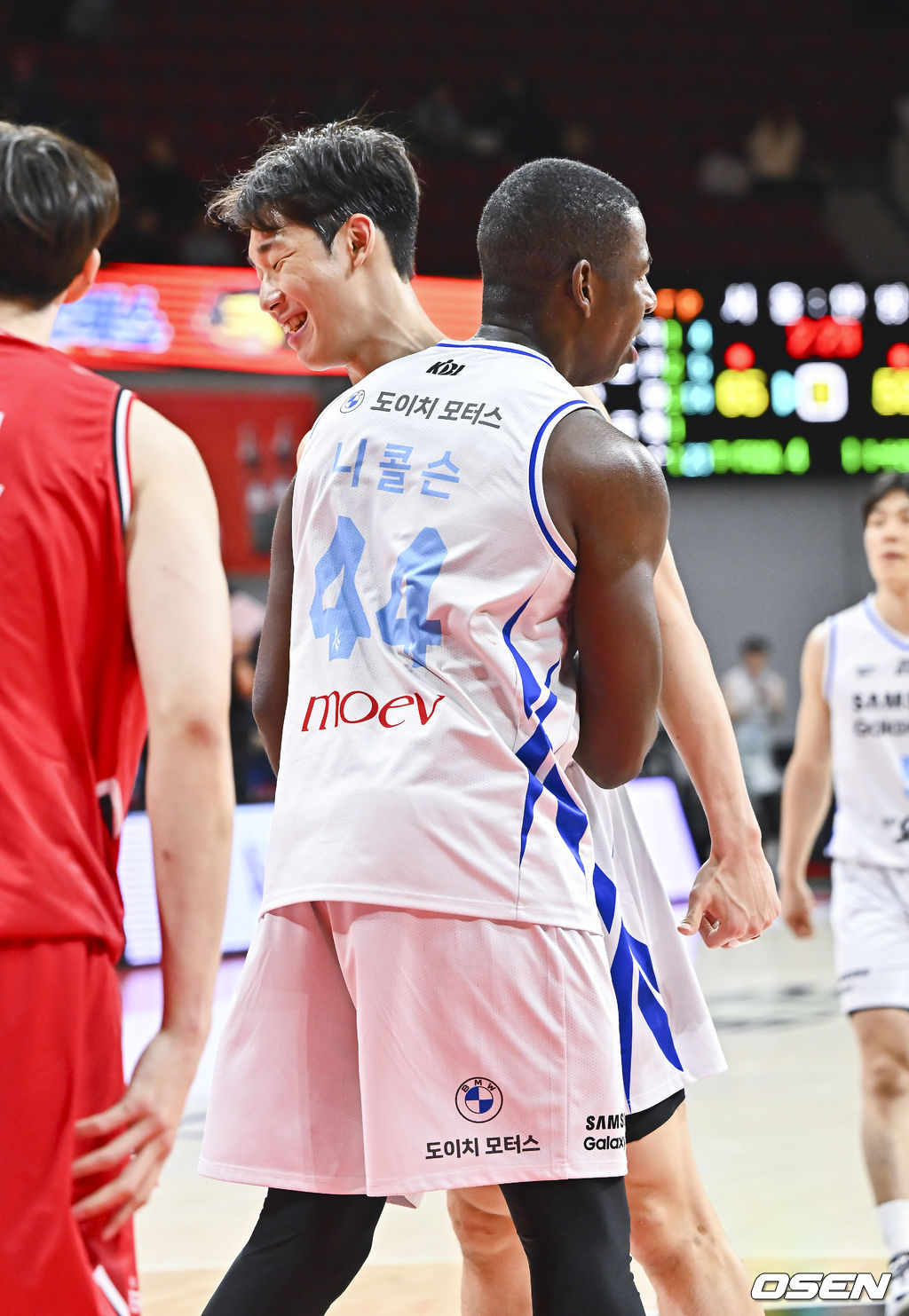 29일 오후 안양실내체육관에서 2025-2026 LG전자 프로농구 안양 정관장과 서울 삼성의 경기가 진행됐다.1위 도약을 노리는 2위 안양 정관장과 정관장만 만나면 강했던 9위 서울 삼성의 대결이다. 3쿼터 서울 삼성 이원석이 바스켓카운트 얻은 니콜슨과 기뻐하고 있다.  2026.01.29 / soul1014@osen.co.kr