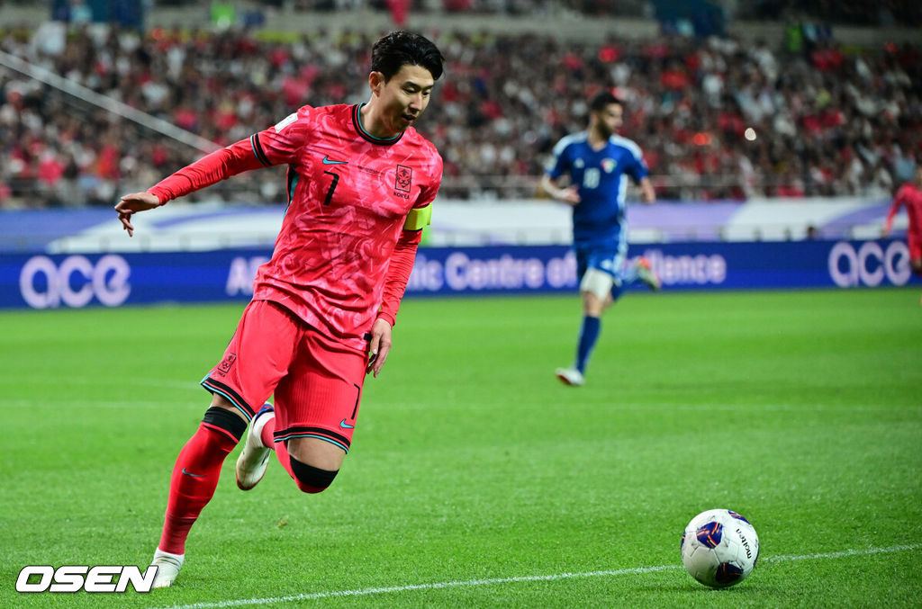 10일 서울 마포구 서울월드컵경기장에서 2026 국제축구연맹(FIFA) 북중미 월드컵 아시아 3차 예선 B조 10차전 대한민국 남자 축구 대표팀과 쿠웨이트의 경기가 열렸다.한국은 지난 6일 이라크 원정에서 2-0 완승과 함께 5승 4무(승점 19)로 조 2위 이상을 확정, 11회 연속 월드컵 본선 진출을 조기 확정지었다.후반 한국 손흥민이 드리블을 하고 있다. 2025.06.10 /cej@osen.co.kr