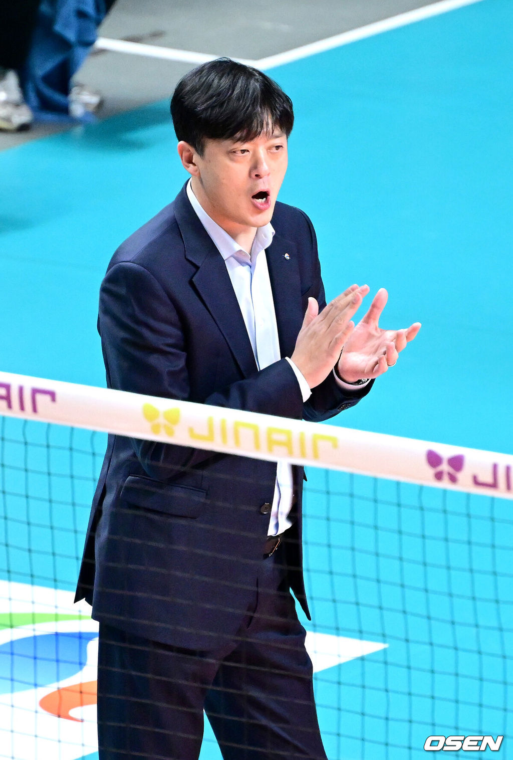 29일 오후 서울 장충체육관에서 ‘진에어 2025~2026 프로배구 V리그’ 여자부 GS칼텍스와 흥국생명의 경기가 열렸다.홈팀 GS칼텍스는 11승 13패 승점 33으로 5위, 방문팀 흥국생명은 14승 10패 승점 44로 2위를 달리고 있다.1세트, GS칼텍스 이영택 감독이 선수들을 격려하고 있다. 2026.01.29 / dreamer@osen.co.kr