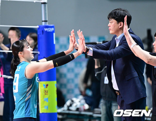 [OSEN=장충, 최규한 기자] GS칼텍스 KIXX가 극적인 역전승을 거두며 흥국생명 핑크스파이더스의 6연승 도전을 저지했다.&nbsp;GS칼텍스는 29일 서울 장충체육관에서 열린 ‘도드람 2025-2026 V-리그’ 5라운드 흥국생명과의 경기에서 세트스코어 3-2(15-25, 19-25, 25-22, 25-15, 15-11)로 승리했다.&nbsp;경기를 마치고 승리한 GS칼텍스 유서연이 이영택 감독과 인사를 나누고 있다. 2026.01.29 / dreamer@osen.co.kr