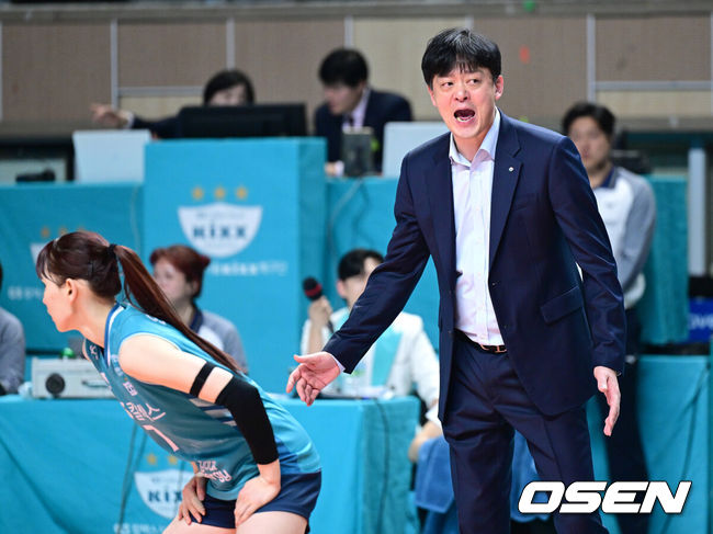 [OSEN=장충, 최규한 기자] GS칼텍스 KIXX가 극적인 역전승을 거두며 흥국생명 핑크스파이더스의 6연승 도전을 저지했다.&nbsp;GS칼텍스는 29일 서울 장충체육관에서 열린 ‘도드람 2025-2026 V-리그’ 5라운드 흥국생명과의 경기에서 세트스코어 3-2(15-25, 19-25, 25-22, 25-15, 15-11)로 승리했다.&nbsp;5세트 막판 GS칼텍스 이영택 감독이 작전 지시를 내리고 있다. 2026.01.29 / dreamer@osen.co.kr