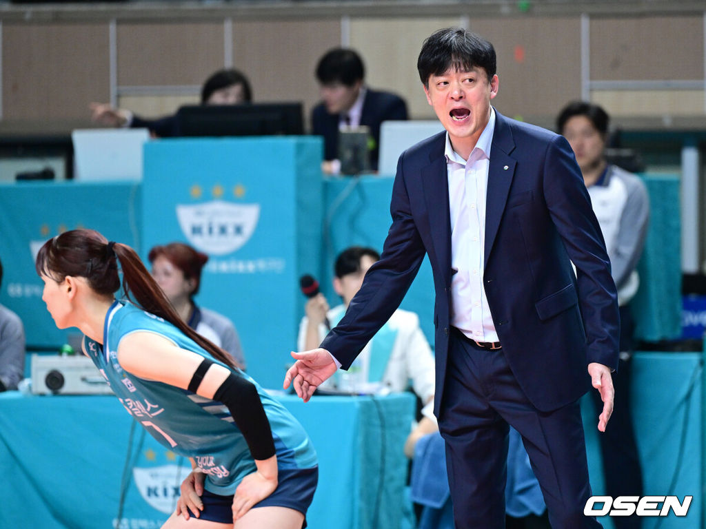 GS칼텍스 KIXX가 극적인 역전승을 거두며 흥국생명 핑크스파이더스의 6연승 도전을 저지했다. GS칼텍스는 29일 서울 장충체육관에서 열린 ‘도드람 2025-2026 V-리그’ 5라운드 흥국생명과의 경기에서 세트스코어 3-2(15-25, 19-25, 25-22, 25-15, 15-11)로 승리했다. 5세트 막판 GS칼텍스 이영택 감독이 작전 지시를 내리고 있다. 2026.01.29 / dreamer@osen.co.kr