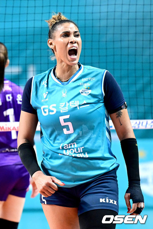 [OSEN=장충, 최규한 기자] GS칼텍스 KIXX가 극적인 역전승을 거두며 흥국생명 핑크스파이더스의 6연승 도전을 저지했다.&nbsp;GS칼텍스는 29일 서울 장충체육관에서 열린 ‘도드람 2025-2026 V-리그’ 5라운드 흥국생명과의 경기에서 세트스코어 3-2(15-25, 19-25, 25-22, 25-15, 15-11)로 승리했다.&nbsp;5세트 막판 GS칼텍스 실바가 득점에 기뻐하고 있다. 2026.01.29 / dreamer@osen.co.kr