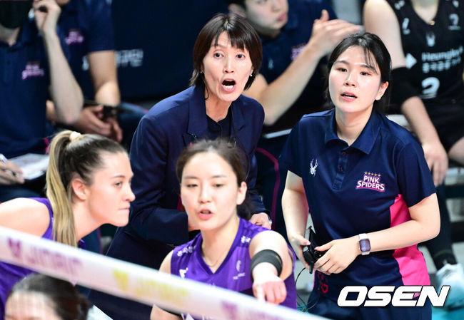 [OSEN=장충, 최규한 기자] 29일 오후 서울 장충체육관에서 ‘진에어 2025~2026 프로배구 V리그’ 여자부 GS칼텍스와 흥국생명의 경기가 열렸다.홈팀 GS칼텍스는 11승 13패 승점 33으로 5위, 방문팀 흥국생명은 14승 10패 승점 44로 2위를 달리고 있다.2세트, 흥국생명 요시하라 토모코 감독이 작전 지시를 내리고 있다. 2026.01.29 / dreamer@osen.co.kr