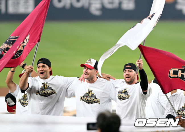 [OSEN=대전, 손용호 기자] 2025시즌 우승팀은 무적 LG 트윈스다.&nbsp;프로야구 LG 트윈스는 31일 대전 한화생명볼파크에서 열린 2025 신한 SOL뱅크 KBO 한국시리즈(7전 4선승제) 한화 이글스와의 5차전에서 4-1로 승리했다. 정규시즌 1위 LG는 시리즈 전적 4승 1패로 통합우승 금자탑을 쌓았다. LG 외국인 선수들이 마운드에 모여 승리의 기쁨을 나누고 있다.  2025.10.31/spjj@osen.co.kr