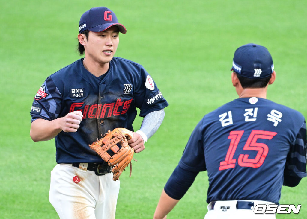 12일 오후 수원 KT위즈파크에서 ‘2025 신한 SOL Bank KBO리그’ KT 위즈와 롯데 자이언츠의 경기가 열렸다.이날 홈팀 KT의 선발투수는 소형준, 방문팀 롯데는 김진욱이 나선다.1회말 2사 1루 롯데 유격수 전민재가 KT 로하스의 타구에 좋은 수비를 펼친 뒤 김진욱의 감사 인사를 받고 있다. 2025.06.12 /cej@osen.co.kr