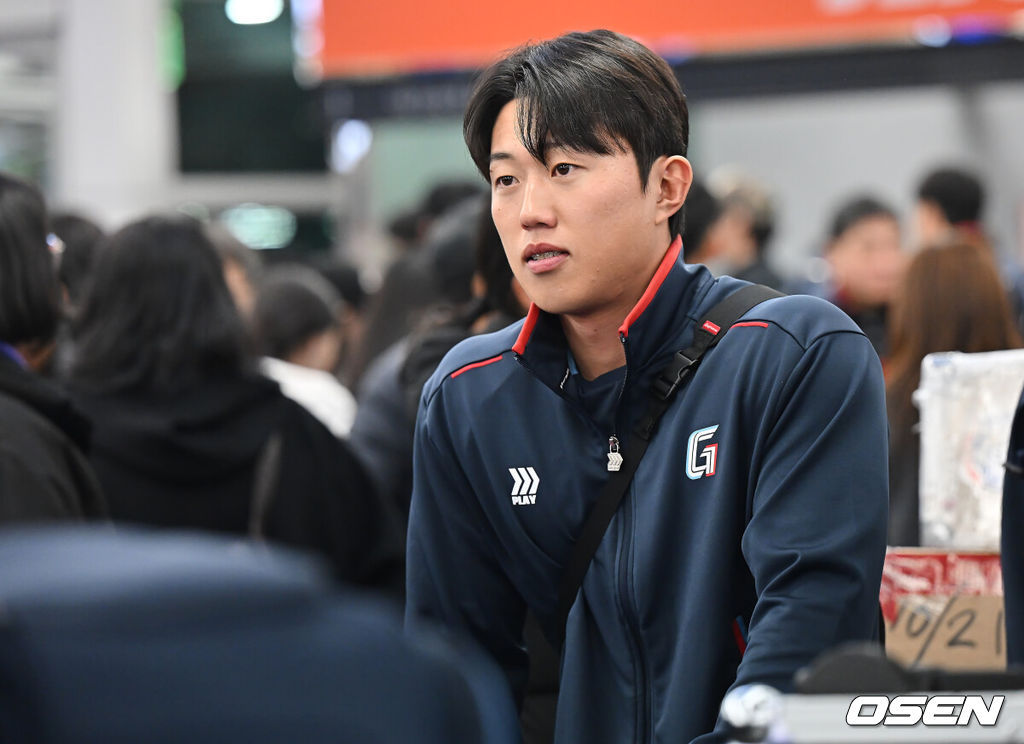 롯데 자이언츠 선수단이 25일 김해공항을 통해 전지훈련지인 대만 타이난으로 출국했다.김태형 감독 등 코치진과 투수 20명, 포수 5명, 내야수 9명, 외야수 7명 등 총 41명의 선수단이 1월 20일까지 1차 캠프에서 체력 강화와 기술 훈련을 치른 뒤 21일부터 3월 5일까지 일본 미야자키로 옮겨 2차 캠프에서 구춘리그에 참가해 실전 감각을 점검한다. 롯데 자이언츠 전민재가 출국하고 있다. 2026.01.25 / foto0307@osen.co.kr