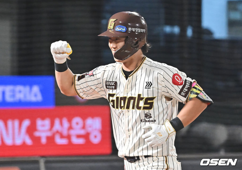 26일 부산 사직야구장에서 2025 신한 SOL 뱅크 KBO 리그 롯데 자이언츠와 삼성 라이온즈의 경기가 열렸다. 홈팀 롯데는 박준우가, 방문팀 삼성은 원태인이 선발 출전했다.롯데 자이언츠 전민재가 6회말 1사 좌월 역전 솔로 홈런을 치고 하이파이브를 하고 있다. 2025.09.26 / foto0307@osen.co.kr
