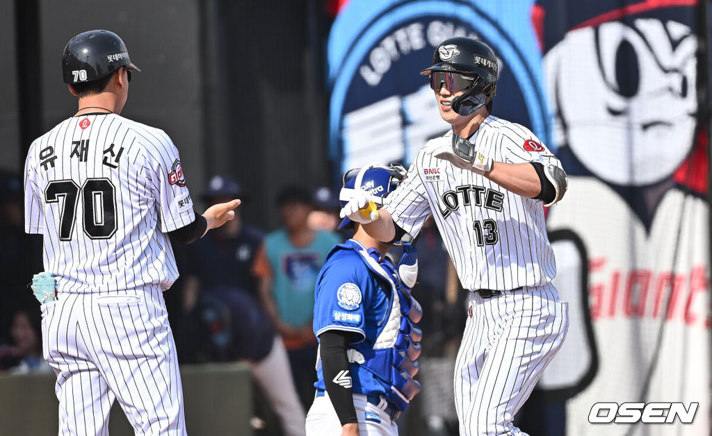 18일 부산 사직야구장에서 2025 신한 SOL 뱅크 KBO 리그 롯데 자이언츠와 삼성 라이온즈의 경기가 열렸다. 홈팀 롯데는 데이비슨, 방문팀 삼성은 이승현이 선발 출전했다.롯데 자이언츠 전민재가 5회말 2사 2,3루 좌월 3점 홈런을 치고 하이파이브를 있다. 2025.05.18 / foto0307@osen.co.kr