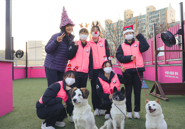 [사진] 관내에서 봉사활동에 적극 참여하고 있는 서대문구청 여자농구단