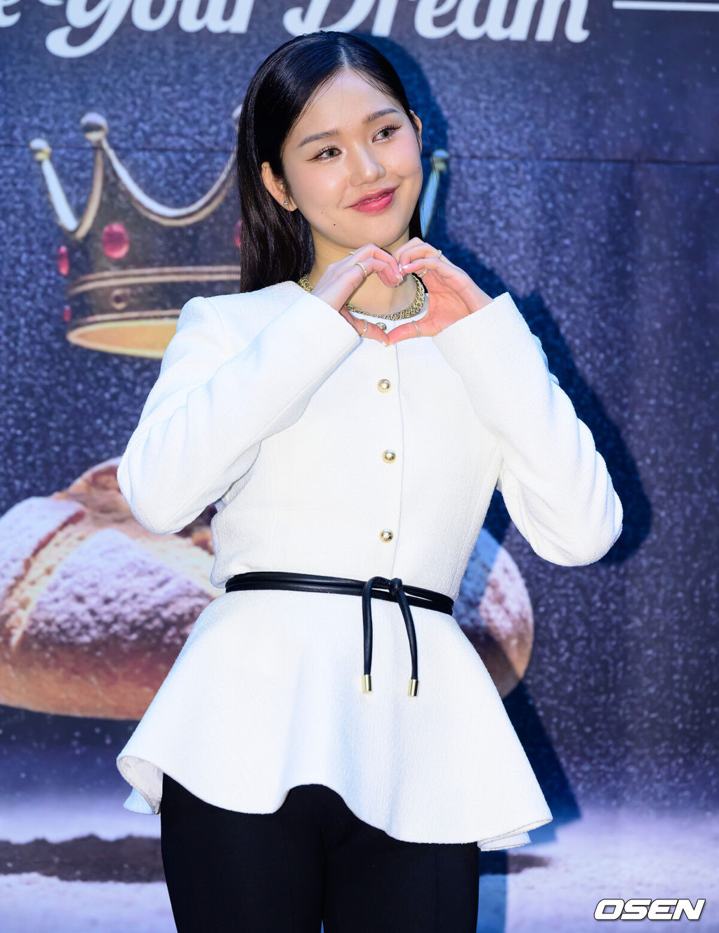 30일 오후 서울 상암 스탠포드호텔코리아에서 MBN 새 예능 ‘천하제빵’ 제작발표회가 열렸다.‘천하제빵’은 단순한 음식을 넘어 하나의 트렌드가 된 ‘K-빵’의 열풍을 이끌, 세계최강 제과제빵사를 선발하는 국내 최초 ‘K-베이커리 서바이벌’이다. 가수 미미가 포토타임을 하고 있다. 2026.01.30 /jpnews@osen.co.kr