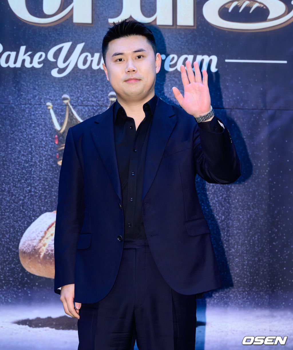 30일 오후 서울 상암 스탠포드호텔코리아에서 MBN 새 예능 ‘천하제빵’ 제작발표회가 열렸다.‘천하제빵’은 단순한 음식을 넘어 하나의 트렌드가 된 ‘K-빵’의 열풍을 이끌, 세계최강 제과제빵사를 선발하는 국내 최초 ‘K-베이커리 서바이벌’이다. 심사위원 권성준이 포토타임을 하고 있다. 2026.01.30 /jpnews@osen.co.kr