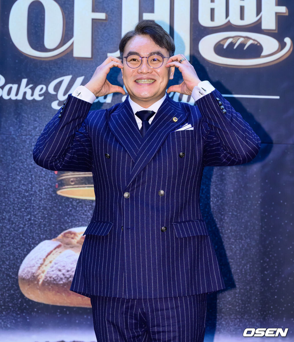 30일 오후 서울 상암 스탠포드호텔코리아에서 MBN 새 예능 ‘천하제빵’ 제작발표회가 열렸다.‘천하제빵’은 단순한 음식을 넘어 하나의 트렌드가 된 ‘K-빵’의 열풍을 이끌, 세계최강 제과제빵사를 선발하는 국내 최초 ‘K-베이커리 서바이벌’이다. 심사위원 이석원이 포토타임을 하고 있다. 2026.01.30 /jpnews@osen.co.kr