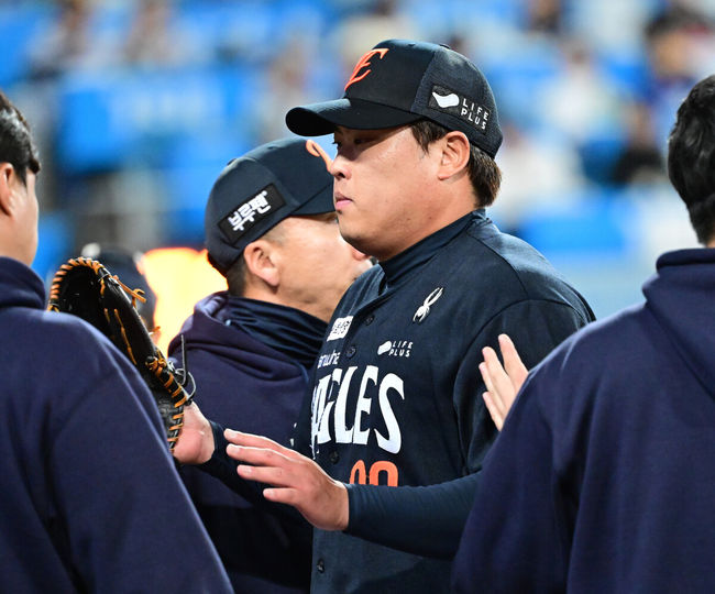 21일 대구 삼성라이온즈파크에서 ‘2025 신한 SOL Bank KBO리그’ 포스트시즌 플레이오프 3차전 삼성 라이온즈와 한화 이글스의 경기가 열렸다.홈팀 삼성은 아리엘 후라도, 방문팀 한화는 류현진을 선발로 내세웠다.2회말 삼성 공격을 삼자범퇴로 막아낸 한화 선발 류현진이 더그아웃으로 향하고 있다. 2025.10.21 / dreamer@osen.co.kr